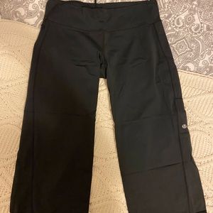 Lululemon Black high waisted Yoga Capri EUC